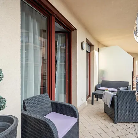 Urban Jungle Oasis King With Free Parking Daire