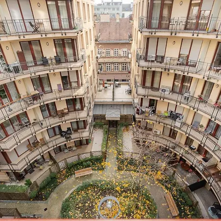 Urban Jungle Oasis King With Free Parking Budapeşte