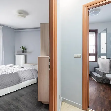 Apartment Urban Jungle Oasis King With Free Parking *