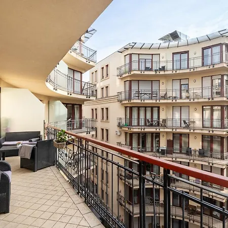 Urban Jungle Oasis King With Free Parking *