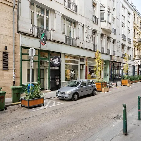 Urban Jungle Oasis King With Free Parking