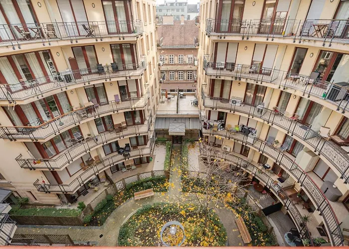 Urban Jungle Oasis King With Free Parking Budapest