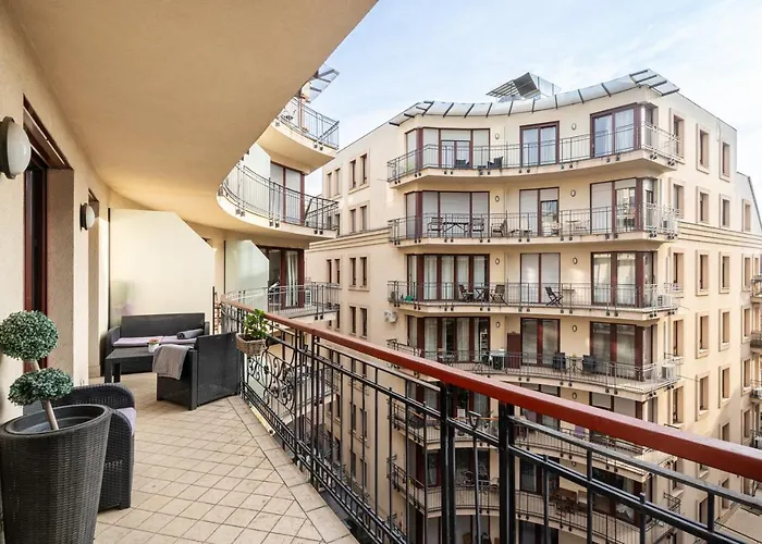 Urban Jungle Oasis King With Free Parking *