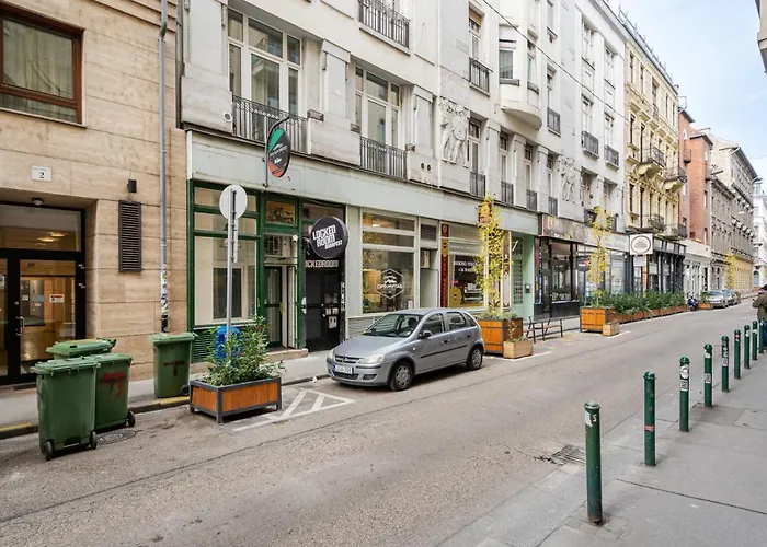 Urban Jungle Oasis King With Free Parking